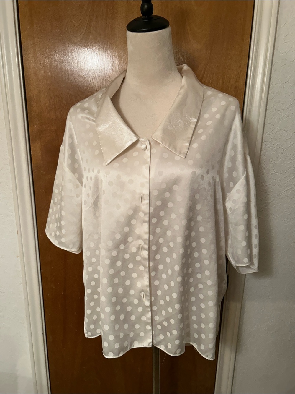 Vintage Victoria Secret Satin Button-Front sleep top in Ivory. Great shape. L